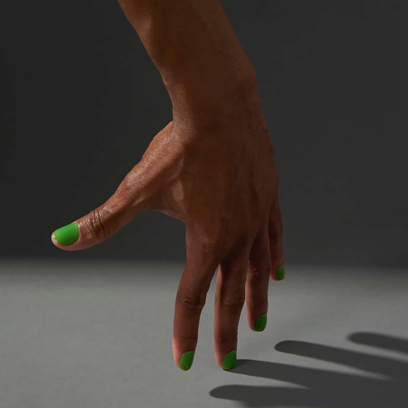 CND Vinylux Gleam & Glow No.470 Meadow Glow - Glad och livfull grön färg - Perfekt för fräsch och somrig look - Långvarig glans