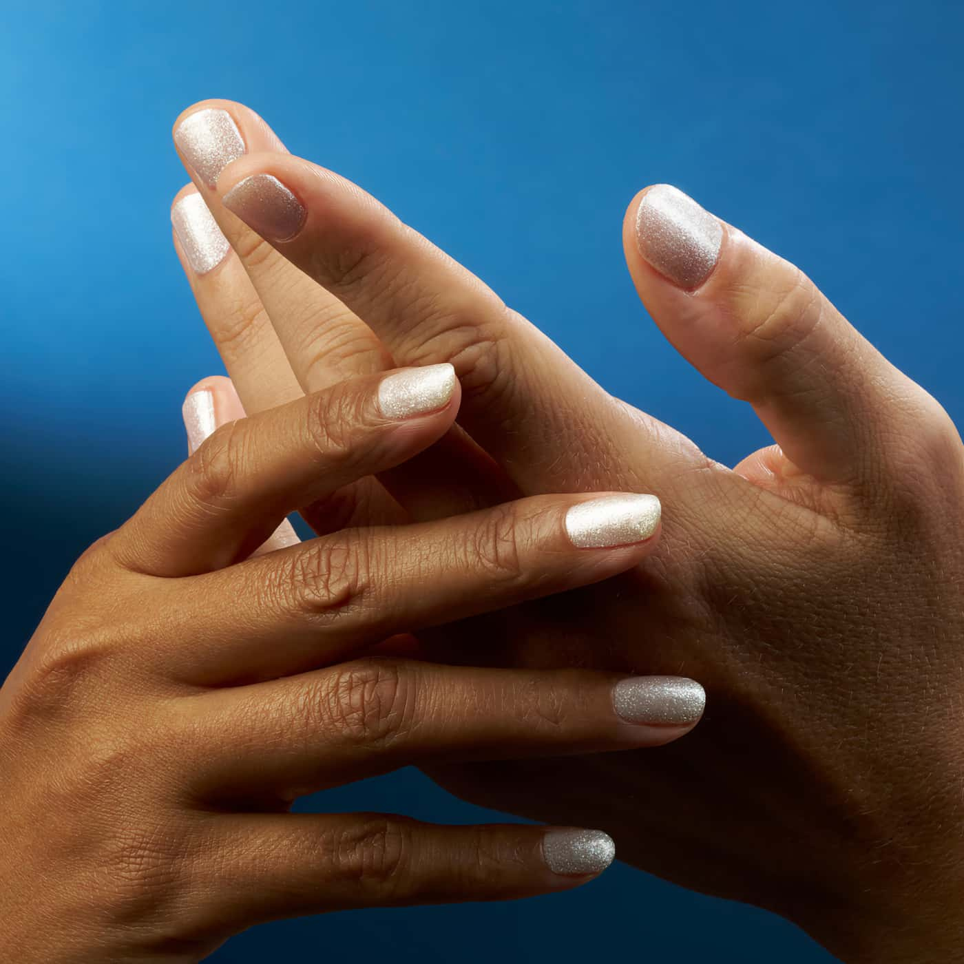 Vitt nagellack med silvergnister – CND Vinylux Nr. 479 Winter Warrior – Elegant och vintrig look