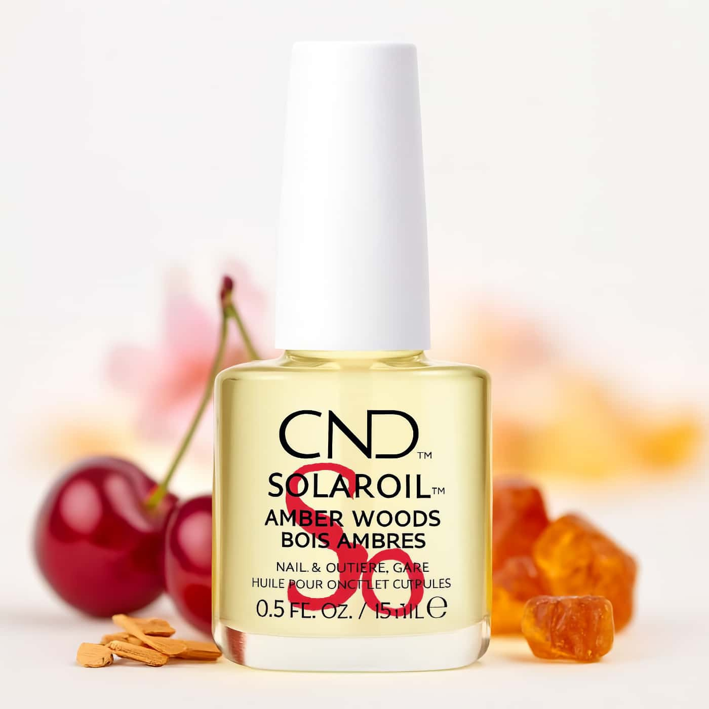 CND SolarOil Amber Woods nagelolja som vårdar naglar och nagelband med doft av sandelträ och bärnsten.