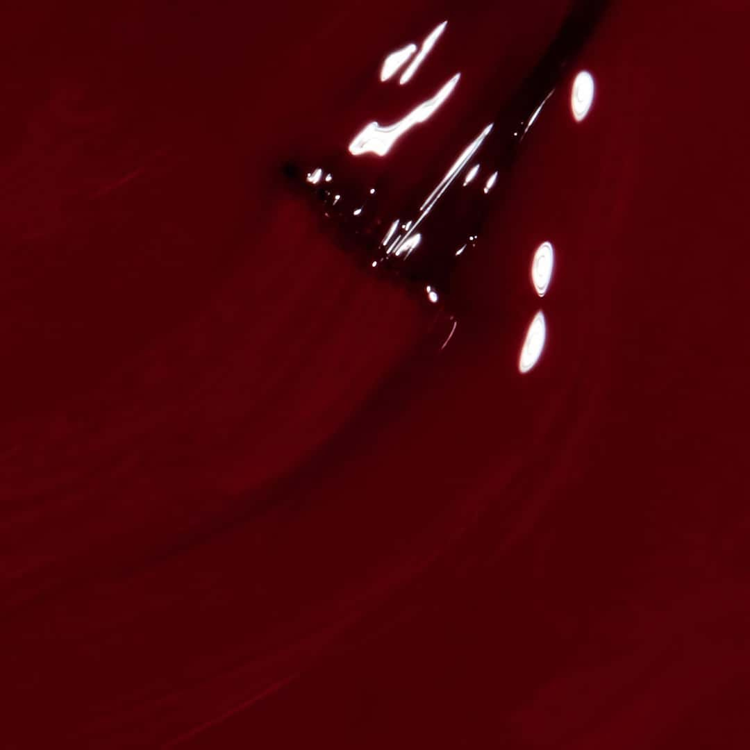 OPI Chicago Got The Blues For Red - mörkröd nyans med blå undertoner som ger en elegant och dramatisk känsla