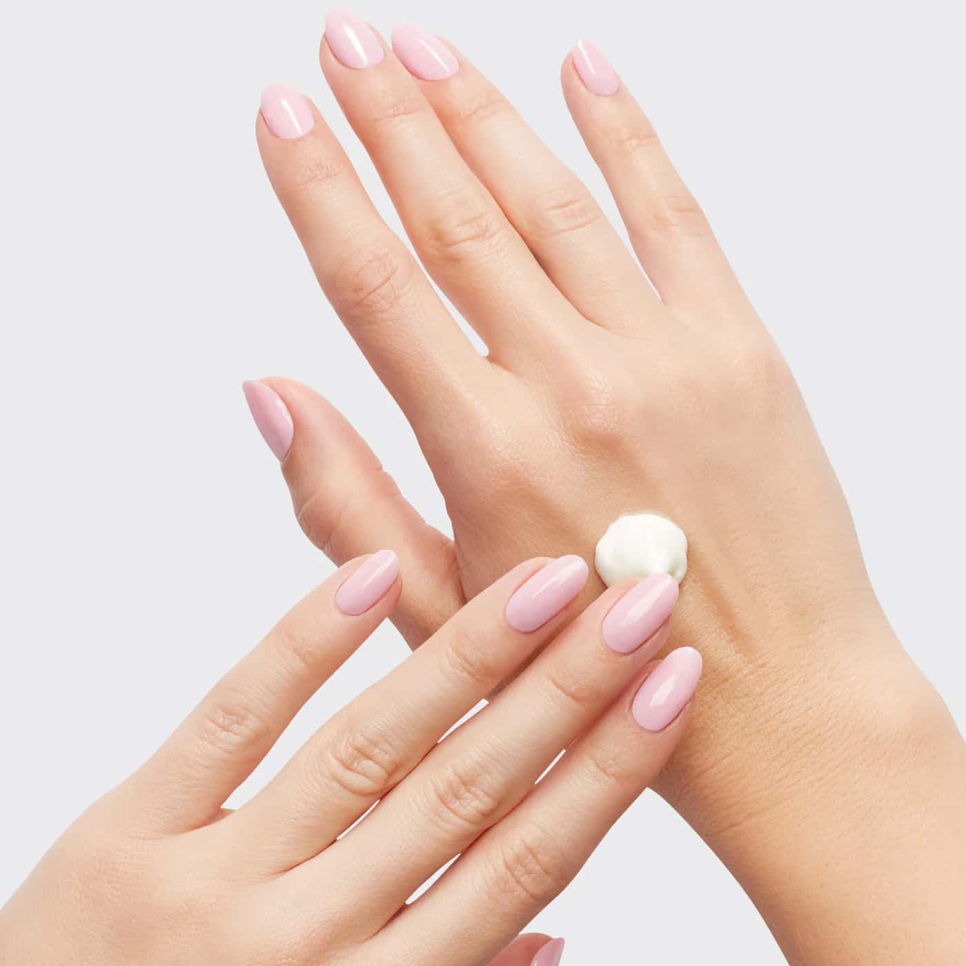 OPI Nature Strong Moisture Mission Hand & Foot Cream som återfuktar och mjukgör torr hud med sheasmör och växtoljor