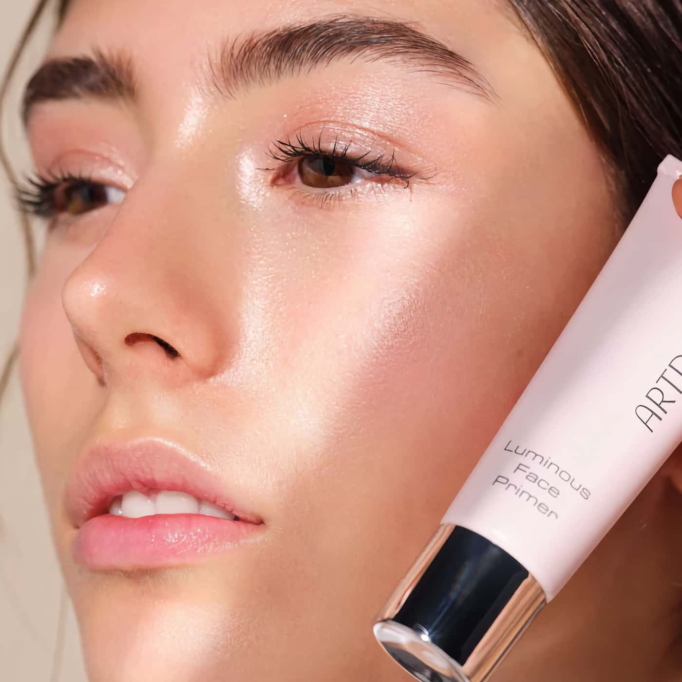 Artdeco Luminous Face Primer – Lystergivande primer som jämnar ut hudtonen, suddar ut porer och förlänger makeupens hållbarhet