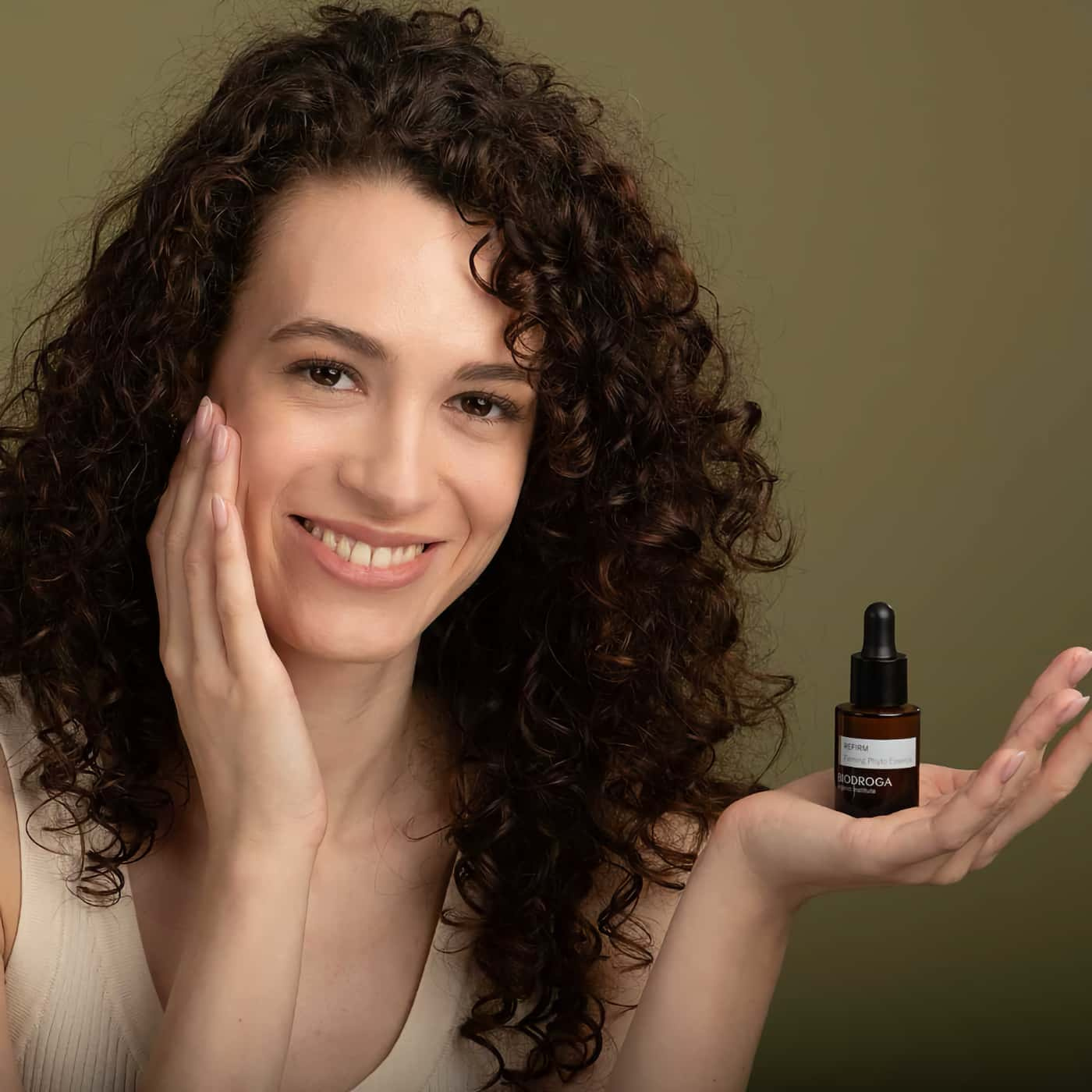 Biodroga Refirm Firming Phyto Essence – Vegansk och ekologisk essence som lyfter, stramar upp och stärker huden naturligt