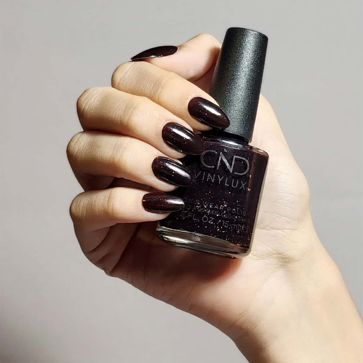 CND Vinylux Poison Plum - Förtrollande Bordeauxröd med Glitter