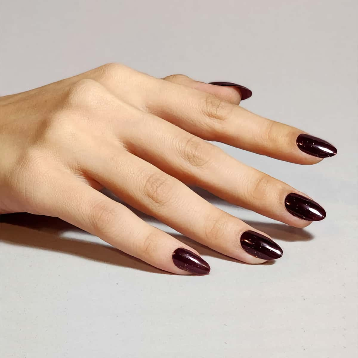 CND Vinylux Poison Plum - Förtrollande Bordeauxröd med Glitter