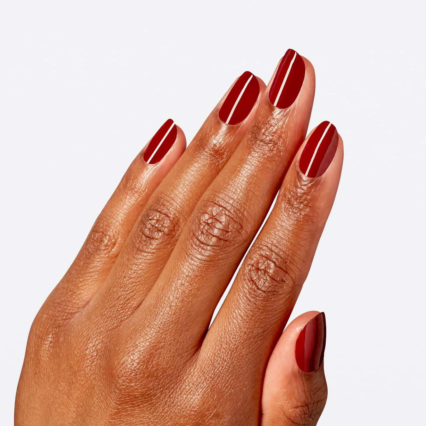 OPI Wicked Nessa-ist Rose - djup röd krämnyans som ger en självsäker och klassisk look, perfekt för både vardag och fest