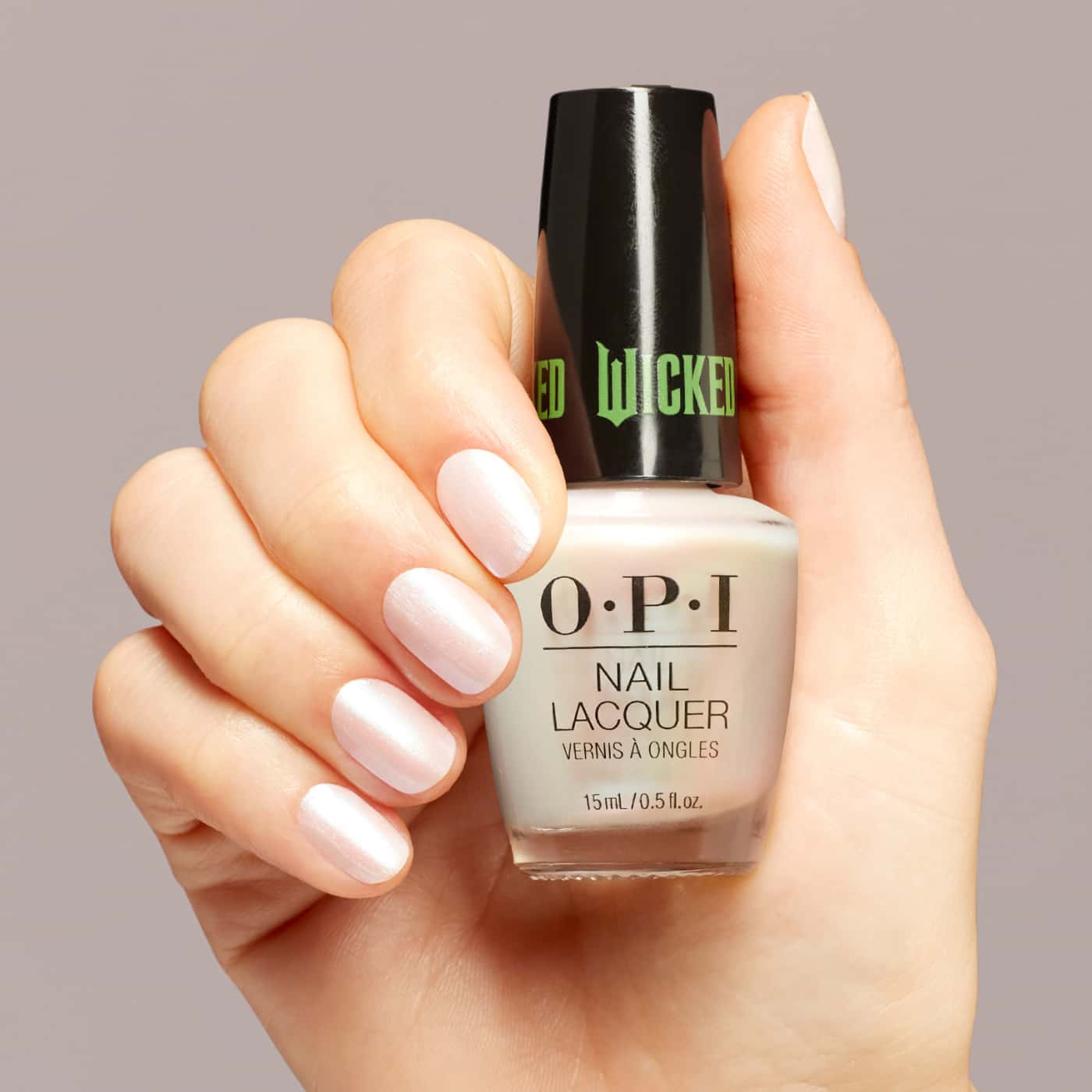 OPI Wicked Oh, For Oz Sake - vit pärlemor som reflekterar rosa och grönt, perfekt för en magisk och sofistikerad manikyr
