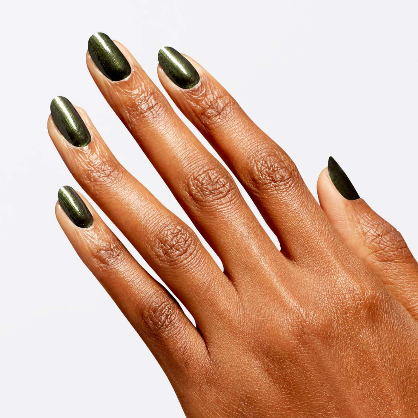 Olivgrönt nagellack med subtilt bronsigt skimmer från OPI Wicked-serien, perfekt för en modern och sofistikerad look.