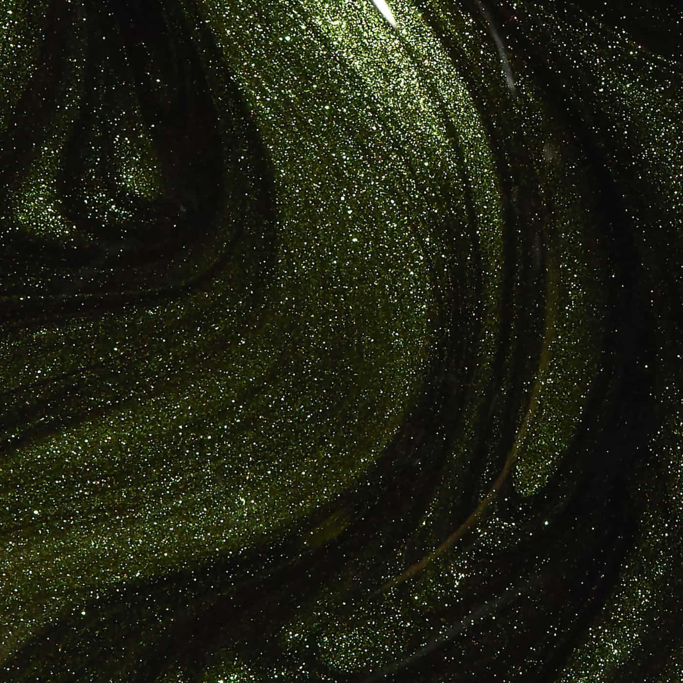 Olivgrönt nagellack med subtilt bronsigt skimmer från OPI Wicked-serien, perfekt för en modern och sofistikerad look.