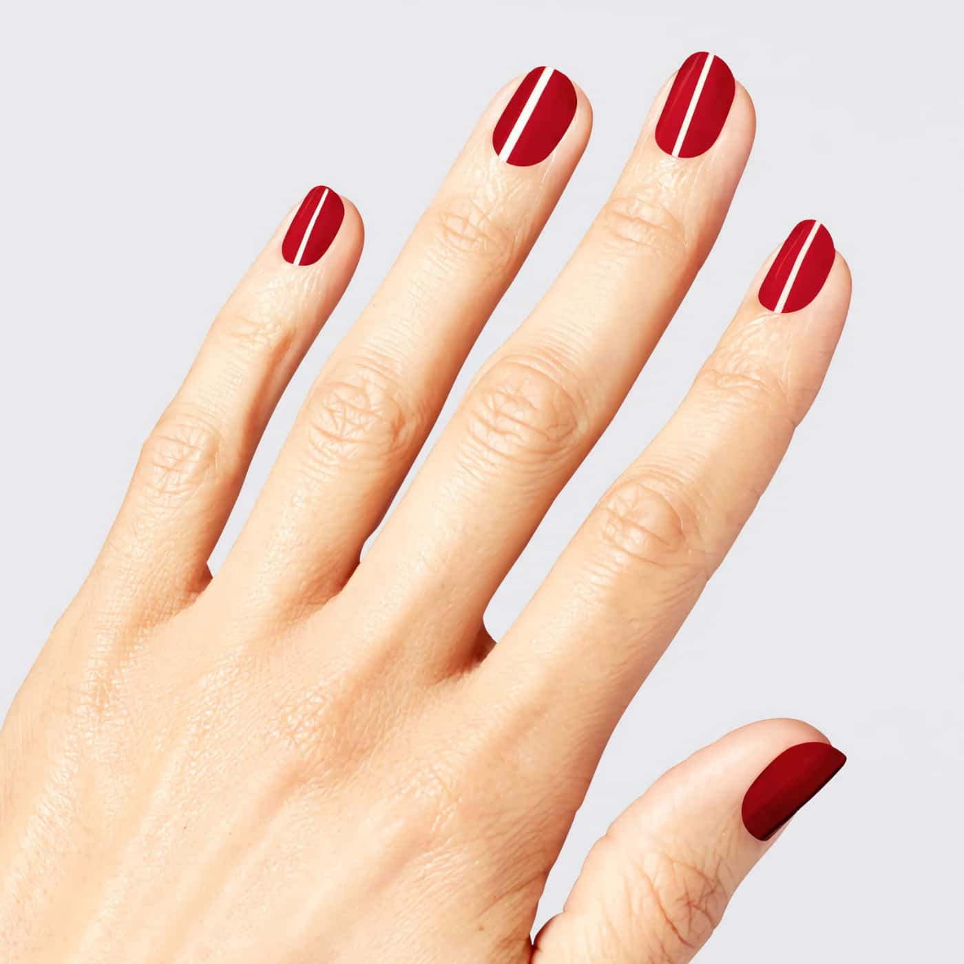 Intensivt rött nagellack från OPI Wicked-serien, perfekt för en djärv och självsäker look med livfull färg.