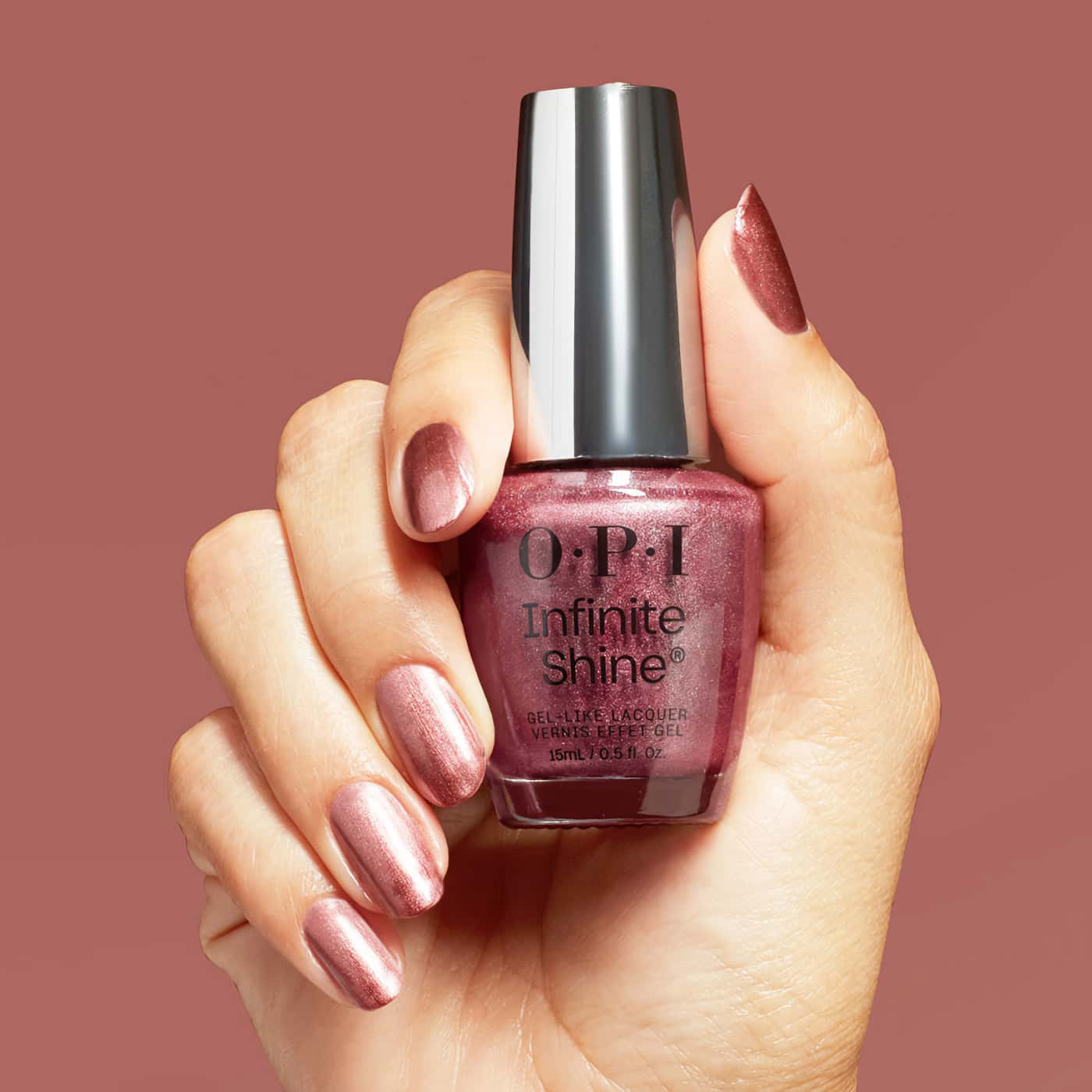 Nagellack i metallisk brun nyans med lila inslag – OPI Infinite Shine Stellar Tips, för en elegant och sofistikerad look.