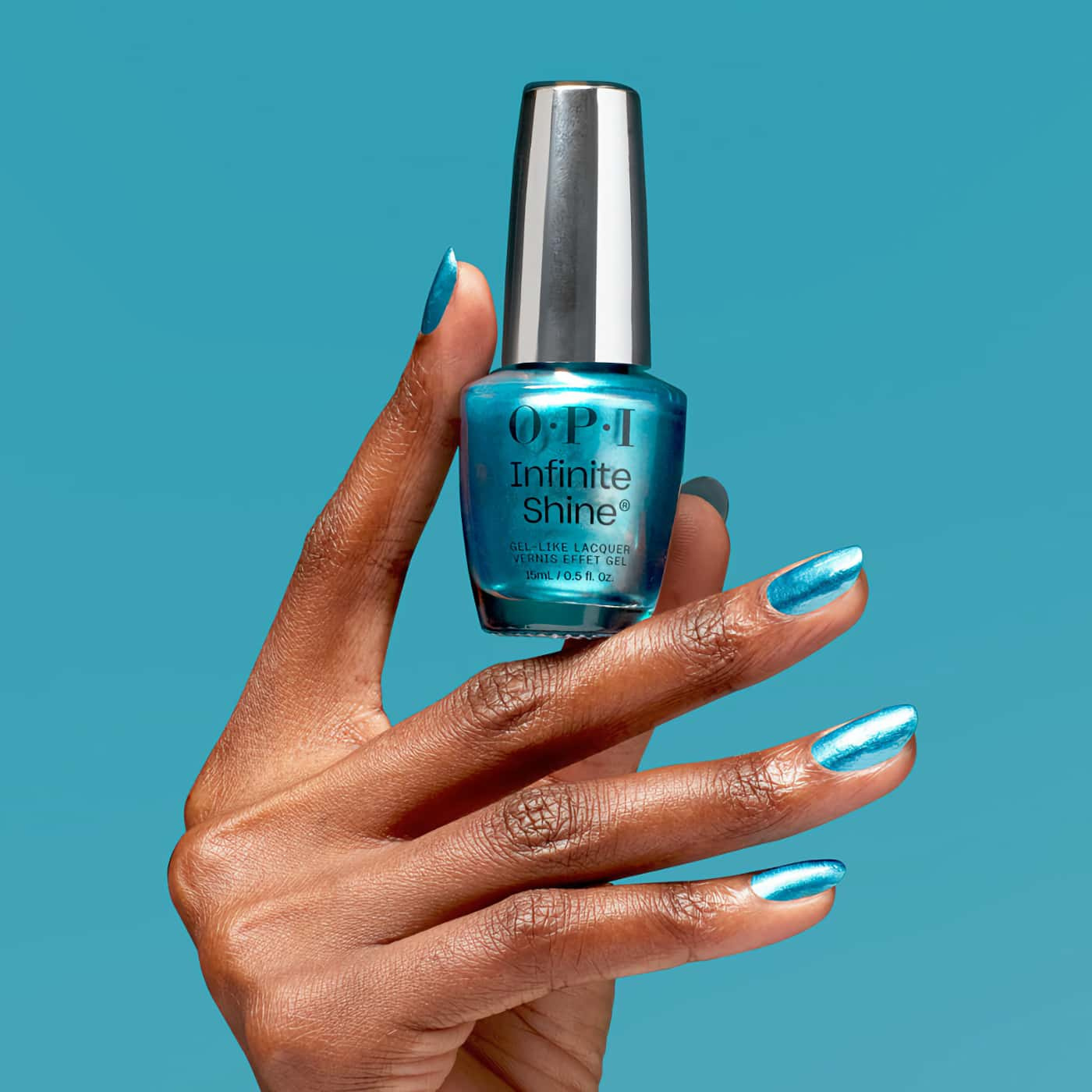 Nagellack i livfull turkosblå nyans med subtilt pärlemorsskimmer – OPI Infinite Shine MillenniYUM, för en fräsch och modern look.
