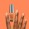 OPI IS Dreamsicle - Apelsinfärgat glitterlack OPI IS Dreamsicle - Apelsinfärgat nagellack med gyllene glitter för en färgstark och energifylld manikyr