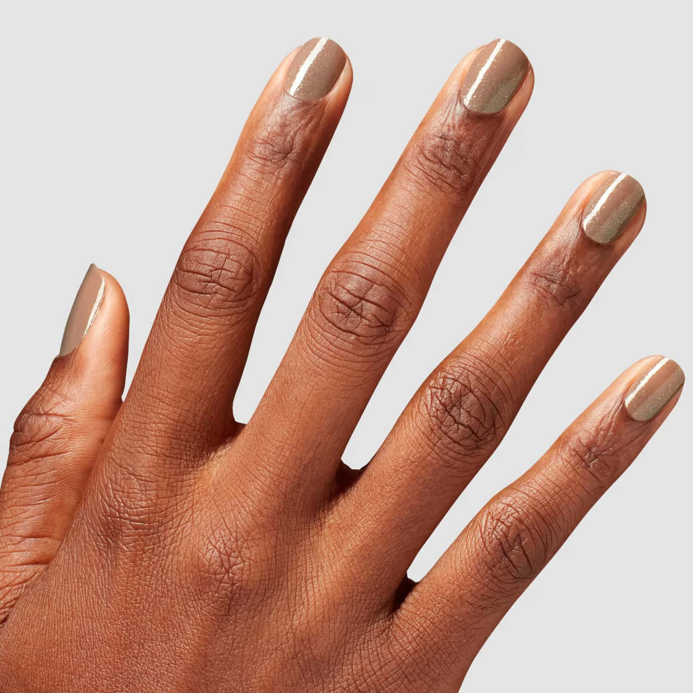 OPI Infinite Shine Track Suited Cutie nagellack taupe med gyllene skimmer för elegant och trendig look