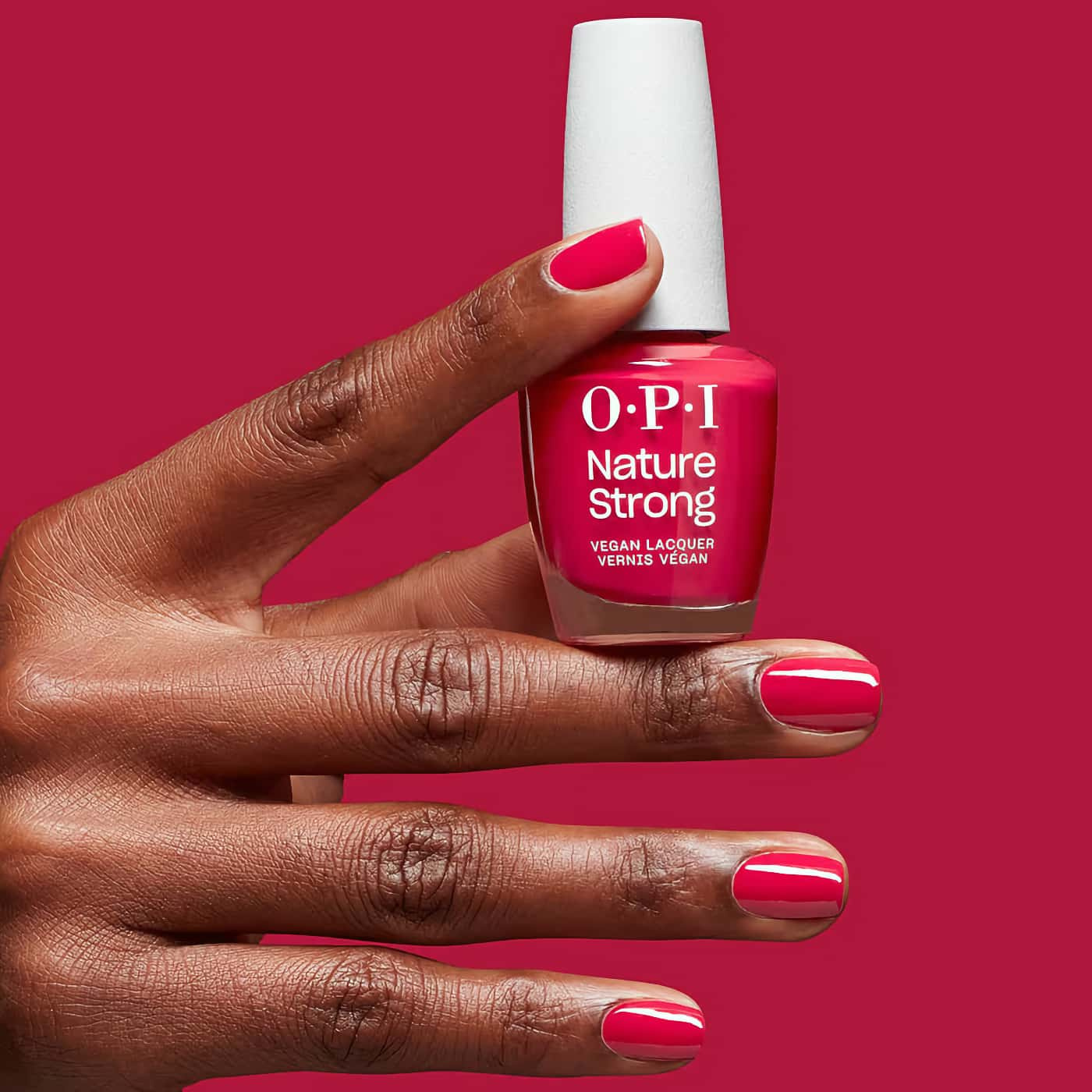OPI Nature Strong Berry Pickin’ Season nagellack | Intensiv bär-röd ton med krämig finish och uttrycksfull karaktär