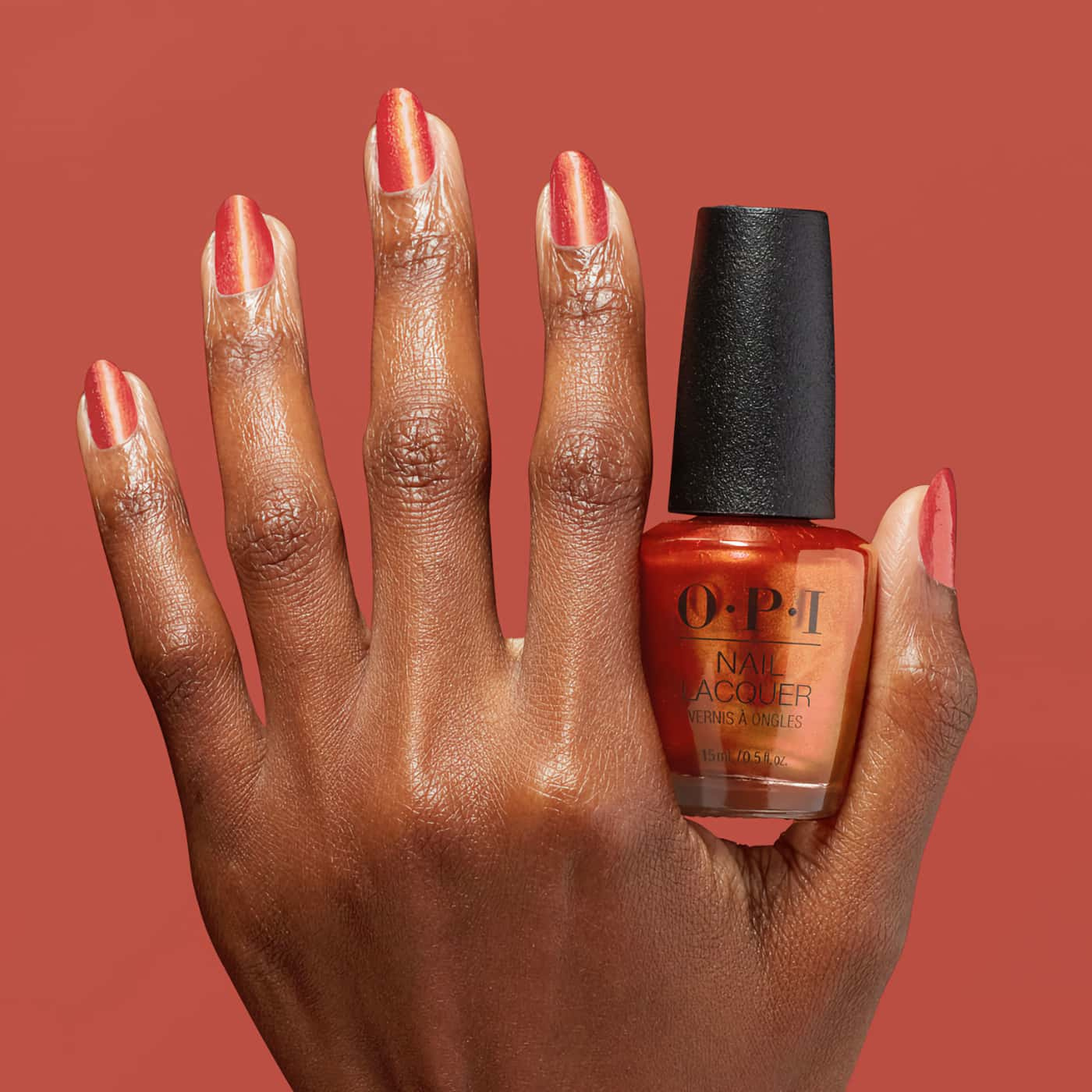 En intensiv och glödande orange färg med skimrande metallic finish, skapar en eldliknande effekt på naglarna - OPI Metallic Mega Mix Liquid Fire nagellack