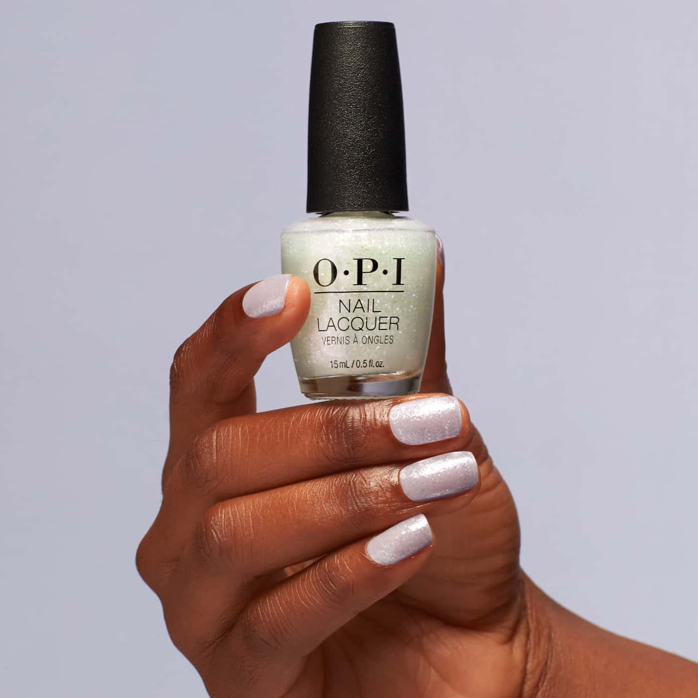 Silverfärgat-glitter-nagellack-med-lila-blått-skimmer | Förstärkare för basfärg