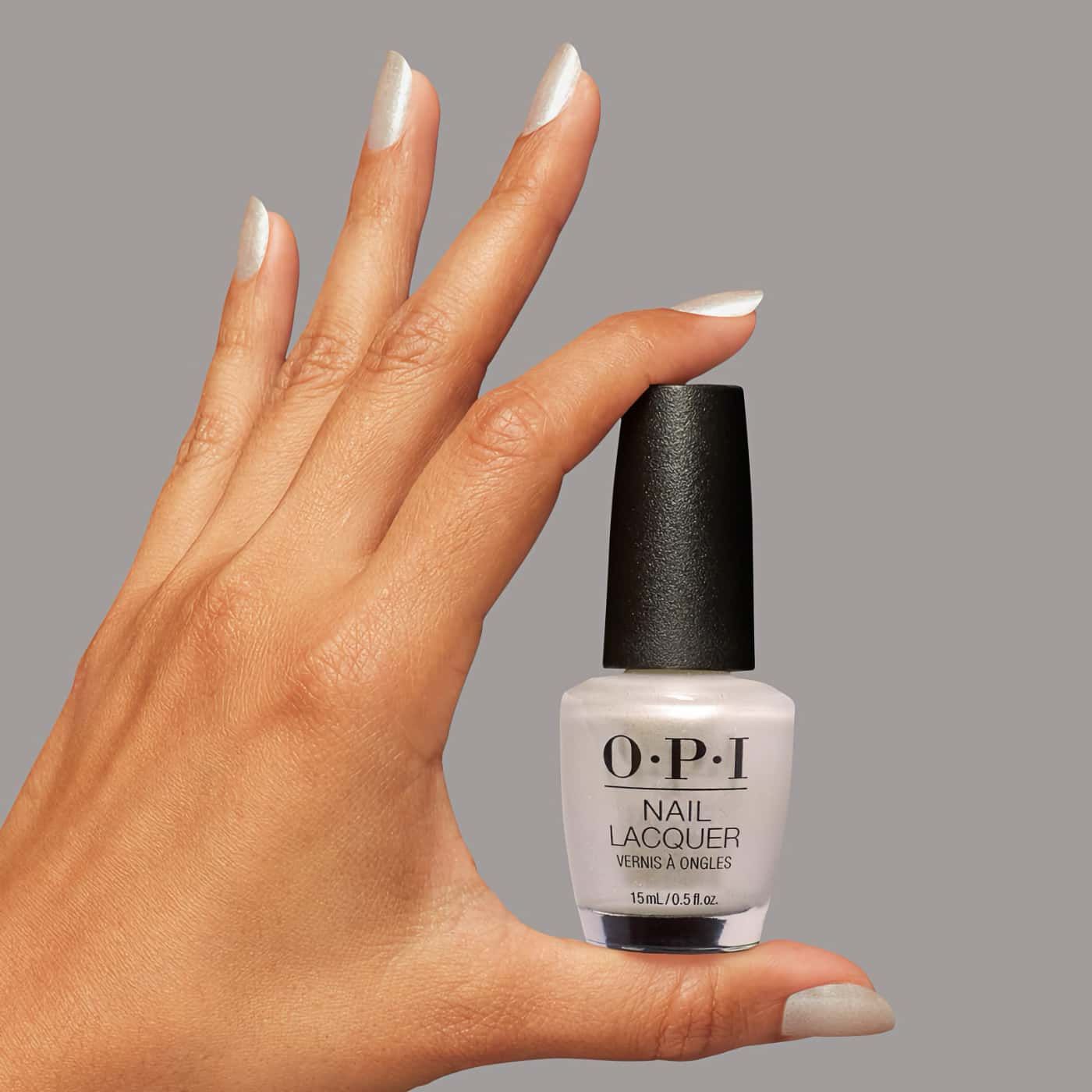 OPI Hands in the Clouds - Mjölkvit nagellacksnyans med skimrande pärlemorglans - Elegant manikyr