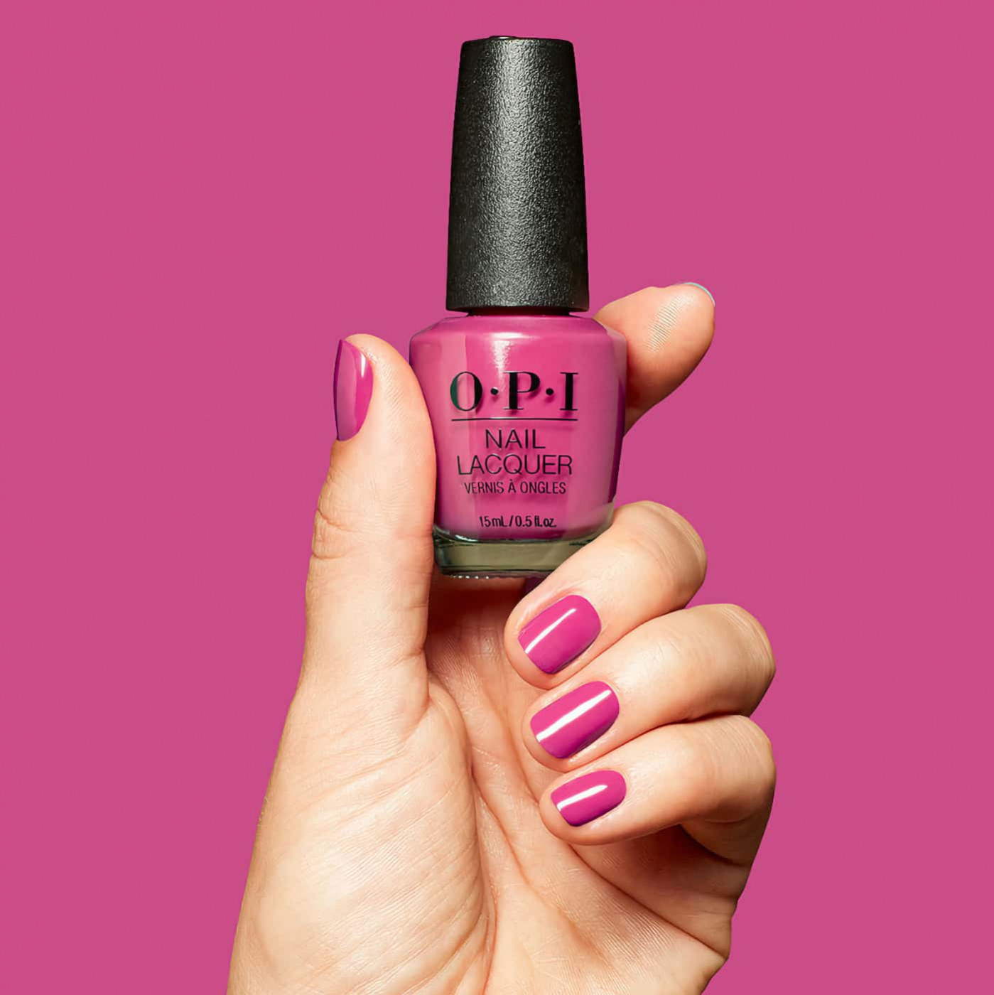 opi opicons strawberry cosmo nagellack i klar bärrosa nyans med intensiv färg och slät jämn yta i klassisk finish