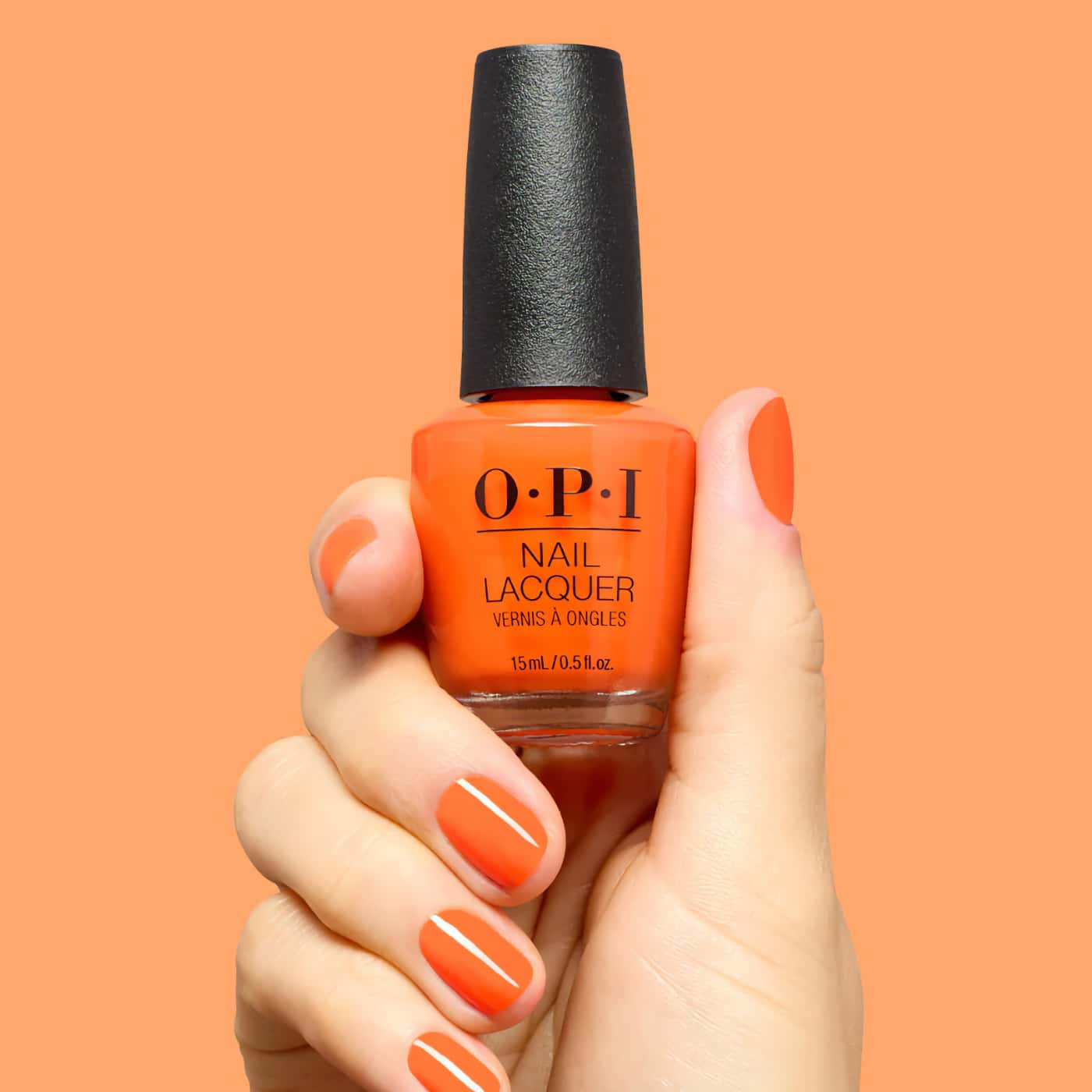Neonorange nagellack med varm citrusunderton och krämig finish för en intensiv och färgstark sommarlook.