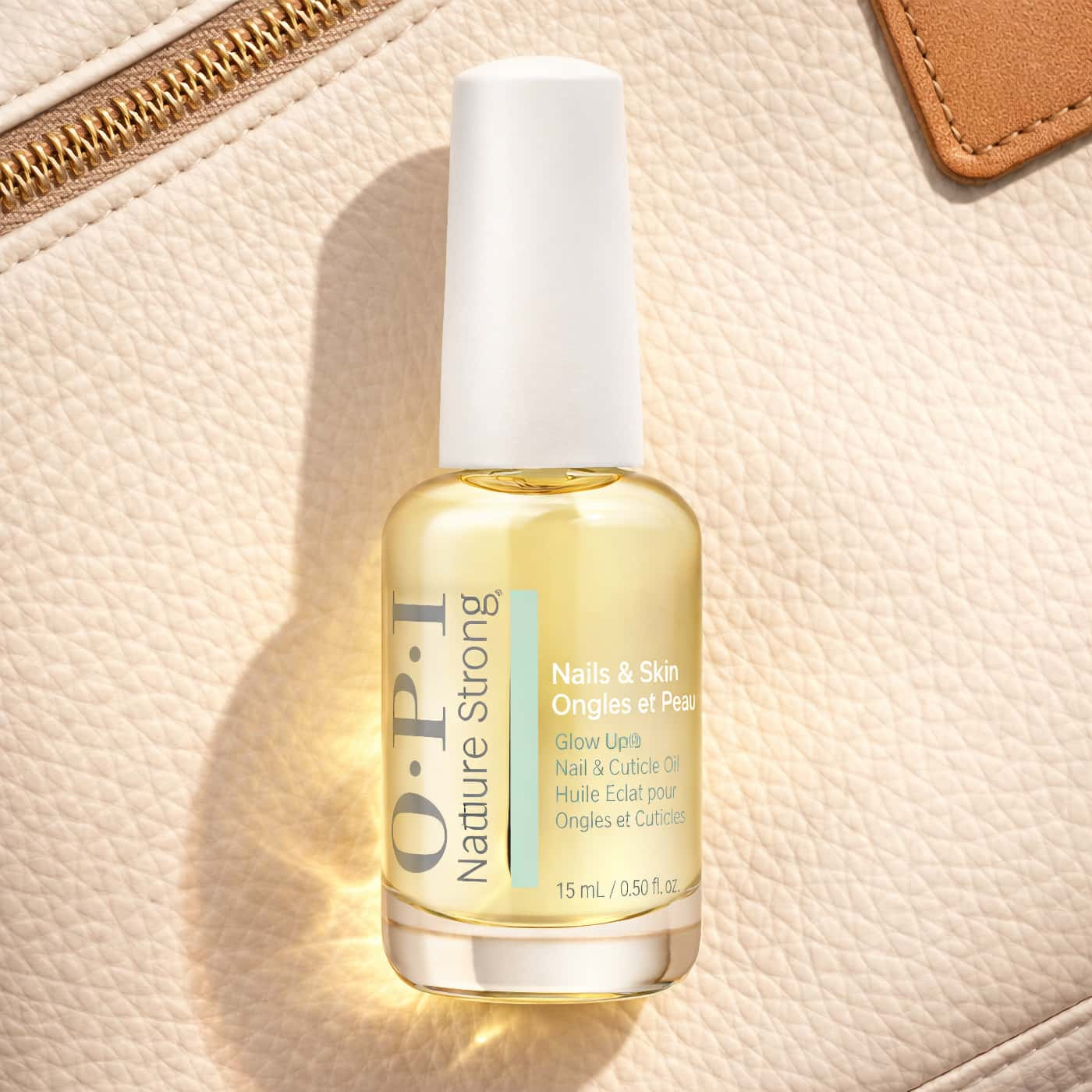 OPI Nature Strong Glow up Nail & Cuticle Oil 15 ml nagelolja med borste för nagelband och nagelvård