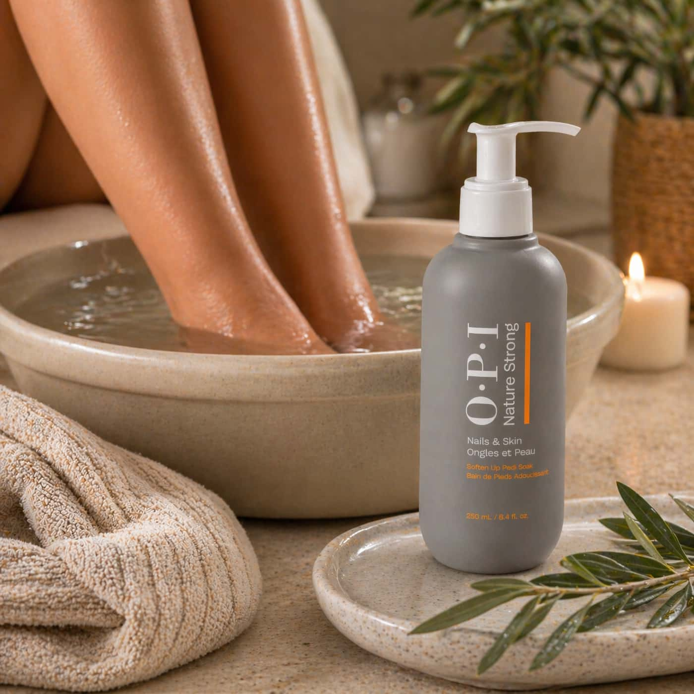 OPI Nature Strong Soften Up Pedi Soak mjukgör huden och förbereder fötter för pedikyr och fotvård