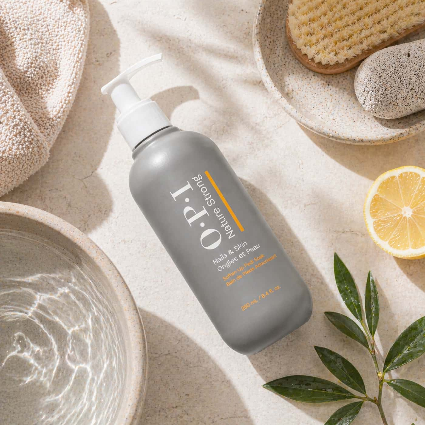 OPI Nature Strong Soften Up Pedi Soak mjukgör huden och förbereder fötter för pedikyr och fotvård